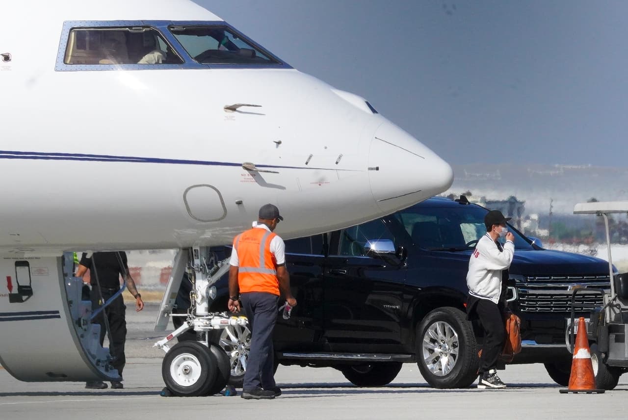 Al aterrizar abordaron una camioneta negra que los transportó a su lugar de destino.