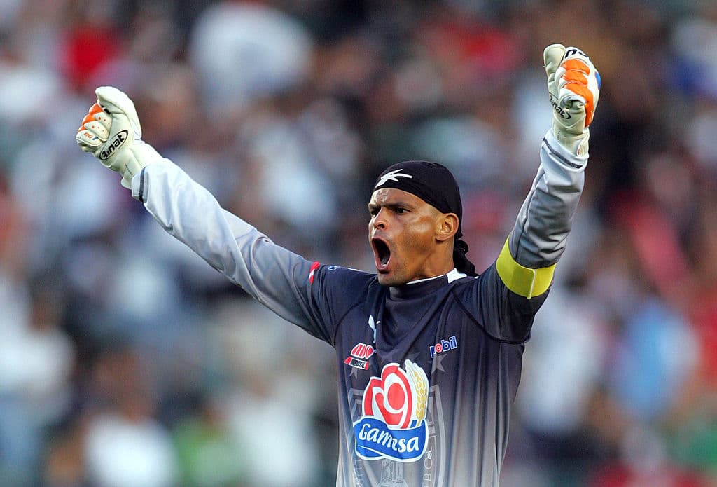 Como jugador del Deportivo Cali (1992-97) marcó un gol desde media cancha contra el Deportivo Pereira, el primero de cuatro en su carrera.