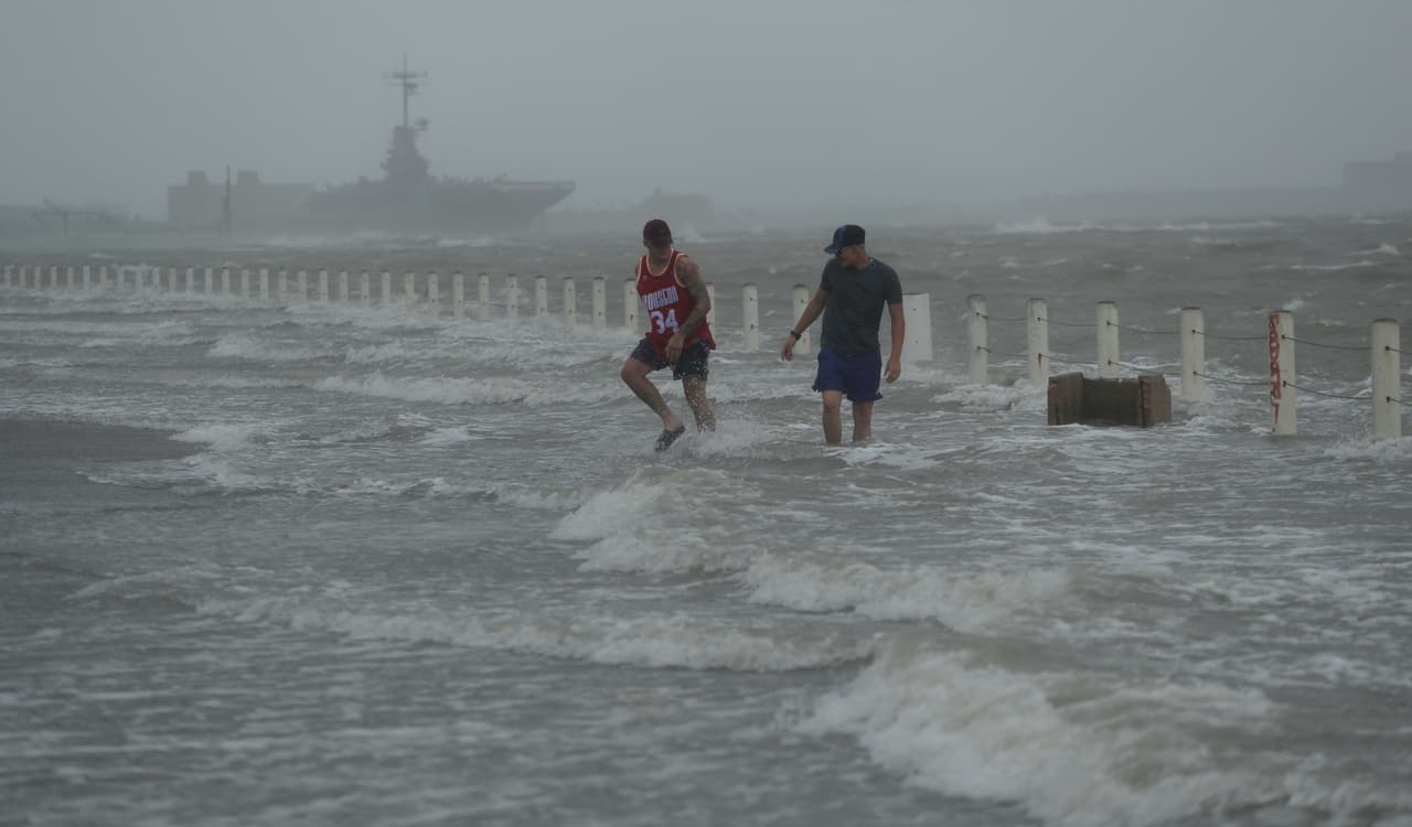A pesar de ello, Hanna todavía es una amenaza por sus fuertes lluvias e inundaciones, que continúan este domingo sobre el sudeste de Texas y el noreste de México. Las autoridades han pedido a las personas que viven en áreas inundadas que busquen refugio en lugares seguros.