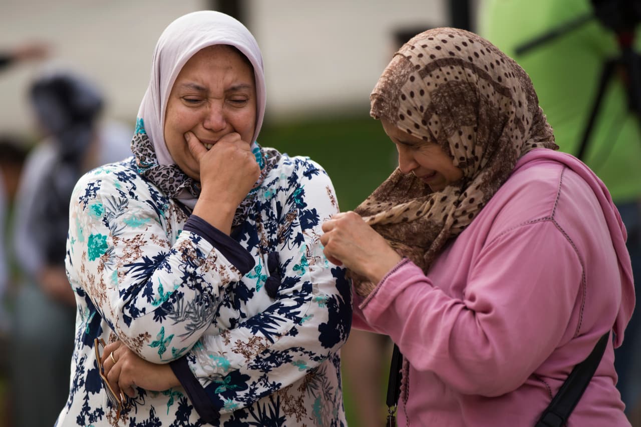 Dos mujeres, allegadas a los presuntos terroristas lloran durante la manifestación en Ripoll. Algunos de los familiares dijeron a la prensa local estar convencidos de que fue el imán Abdel Baki Essati quien los adoctrinó para cometer los atentados.