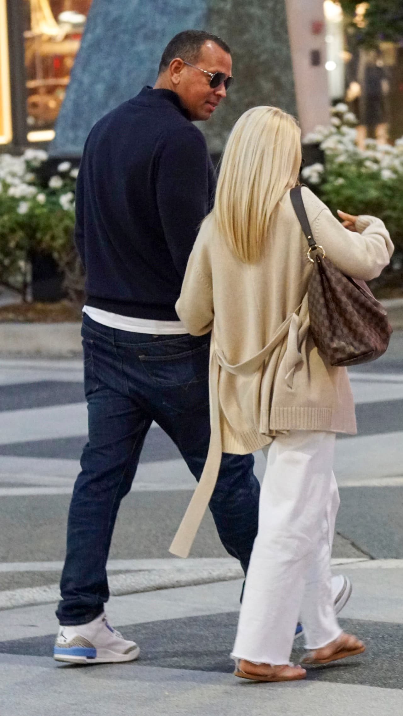 La pareja fue vista mientras recorrían la afamada Rodeo Drive en Beverly Hills. 
<br>