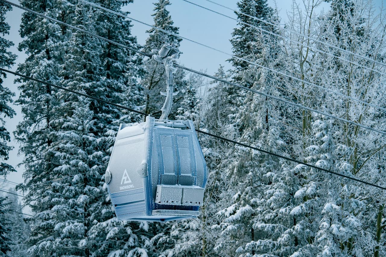 ¿Dónde está el Arizona Snowbowl? El sitio de esquí está ubicado en San Francisco, Arizona, a solo siete millas de Flagstaff, a dos horas de Phoenix y a 70 millas del Gran Cañón. El complejo abrió sus puertas en 1938 y es una de las áreas de esquí más antiguas del país. 
<br>