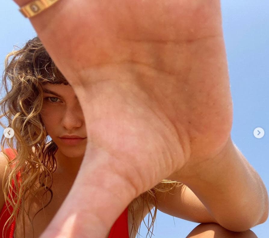 "Que te despiertes y digas: 
<b><a href="https://www.univision.com/shows/premios-juventud/descubre-la-evolucion-de-la-moda-y-de-estas-famosas-en-16-anos-de-premios-juventud-fotos" target="_blank">'ay, me veo horrible'</a></b>; 'me siento hinchada' o 'se me ve horrible', y nadie más te dice: 'Te ves horrible', o al menos que lo permitas".
<br>