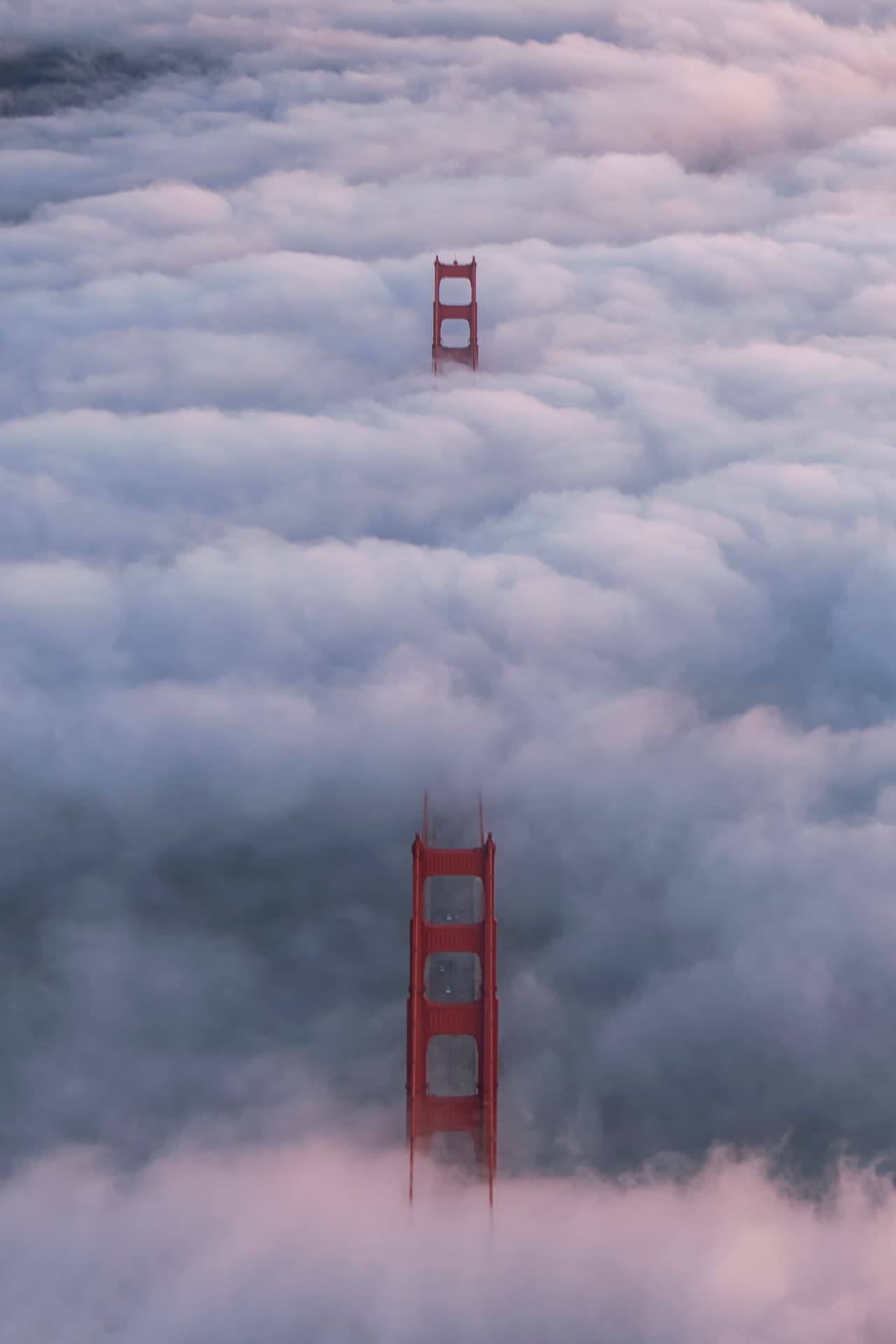 Las dos torres del Puente Golden Gate se alinean durante una niebla baja al atardecer, Estados Unidos.
<br>