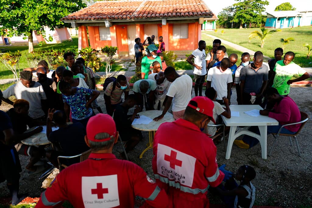 En la embarcación viajaban 842 personas entre ellos 70 niños y 97 mujeres, dos de ellas embarazadas, según datos de la prensa local.
