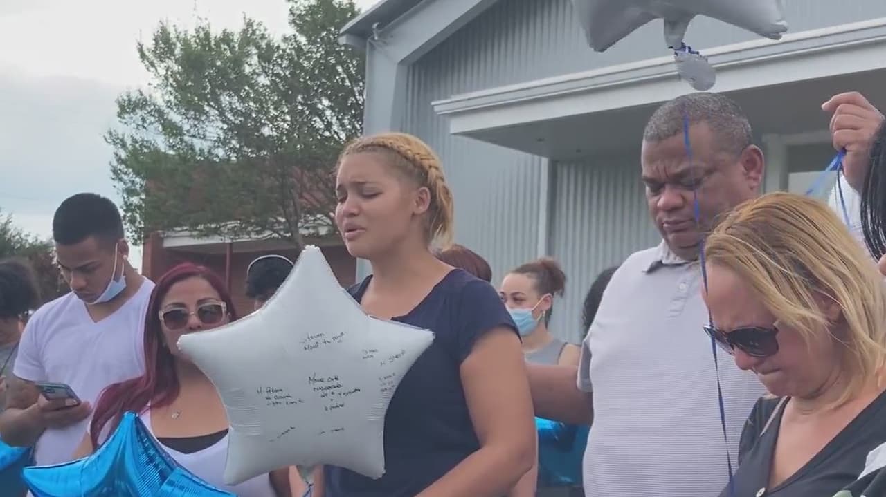 Familiares y miembros de la comunidad se reunieron este jueves en Garner Road para recordar a Juan Lebrón y a su hijo Juan Steven Lebrón, de 9 años, quienes 
<a href="https://www.univision.com/local/north-carolina-wuvc/mueren-padre-hijo-dominicanos-choque-autobus-go-raleigh" target="_blank">murieron en un choque con un autobús público que no cedió el paso.</a>