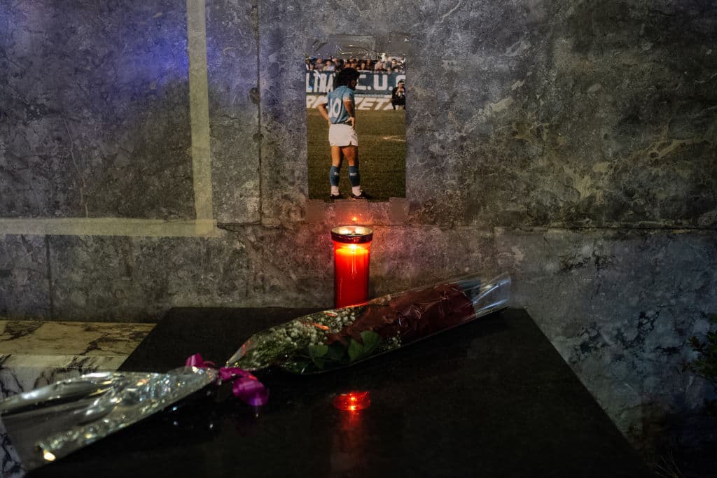 Así viven la muerte de Diego Armando Maradona en San Paolo.