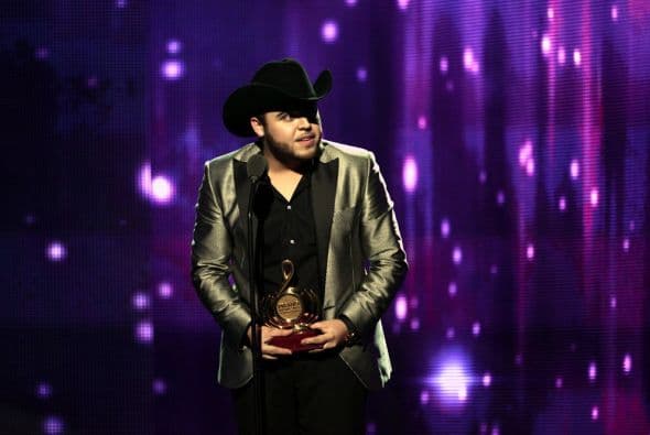 El ganador de este premio fue Gerardo Ortiz, por el tema "Sólo vine a despedirme". Muy emocionado subió a recibir su premio. ¡Opina en nuestro Foro!