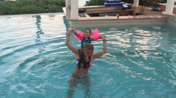 La pequeña Michelle se divirtió como nunca, haciendo travesuras en la alberca con sus hermanos.