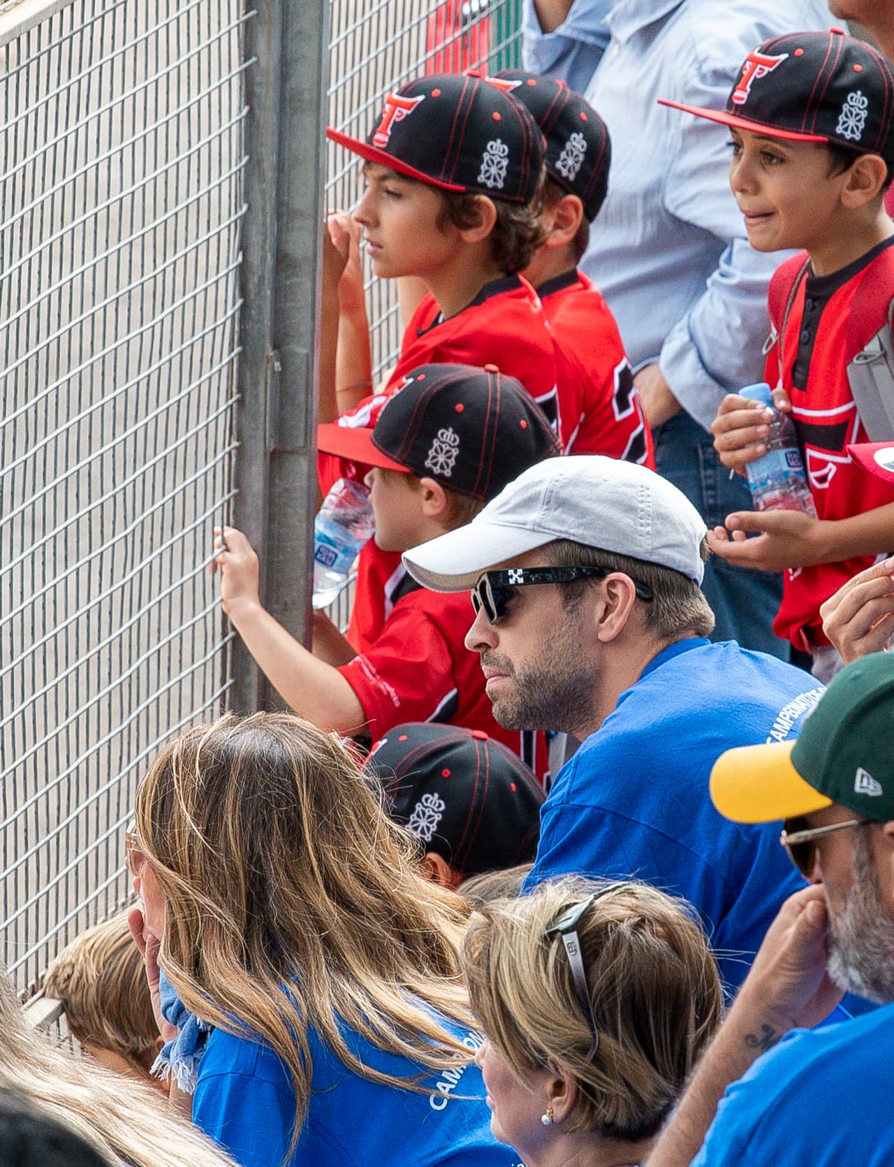 En cambio, 
<b><a href="https://www.univision.com/famosos/shakira-gerard-pique-reaccion-entrevista-elle" target="_blank">a Gerard Piqué se le vio mucho más serio. </a></b>
<br>