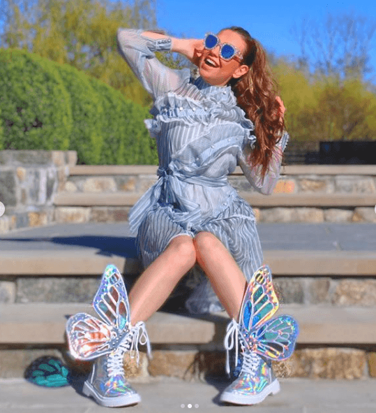 #8
<br>A 
<a href="https://www.univision.com/musica/fotos-de-thalia-de-vacaciones-con-espectacular-figura-a-sus-casi-50-anos-fotos">Thalía</a> también le gusta agregarle un toque mágico a sus looks y para ello no hay nada mejor que unos tenis con alas de mariposas.