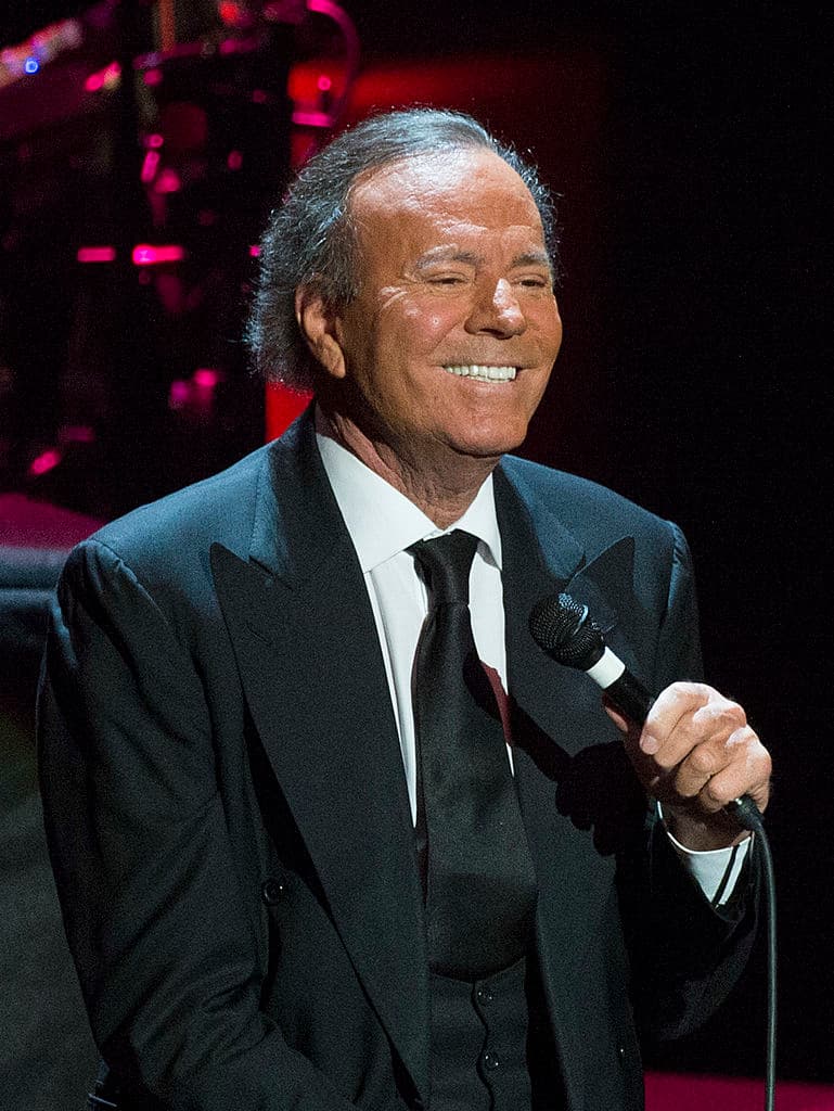 Y es que desde hace 30 años inició una lucha jurídica para demostrar que su papá es el cantante español Julio Iglesias.