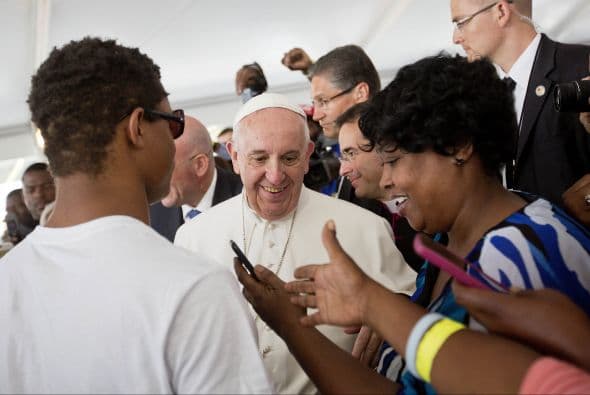 En las Caridades Católicas, una multitud esperaba para poder mirar al menos al Papa pasar.