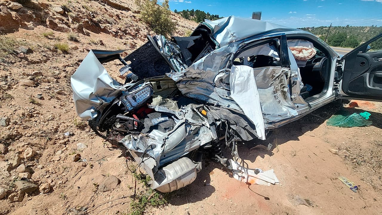 El primero de los percances se registró al mediodía del miércoles 5 de junio, cuando un vehículo golpeó a otro cuando intentaba sobrepasarlo 
<b>sobre Williamson Valley Road</b>, justo al norte de la intersección con Pioneer Parkway, esto provocó que se fuera hacia el carril contrario, donde se encontró de frente con un camión revolvedora de concreto.