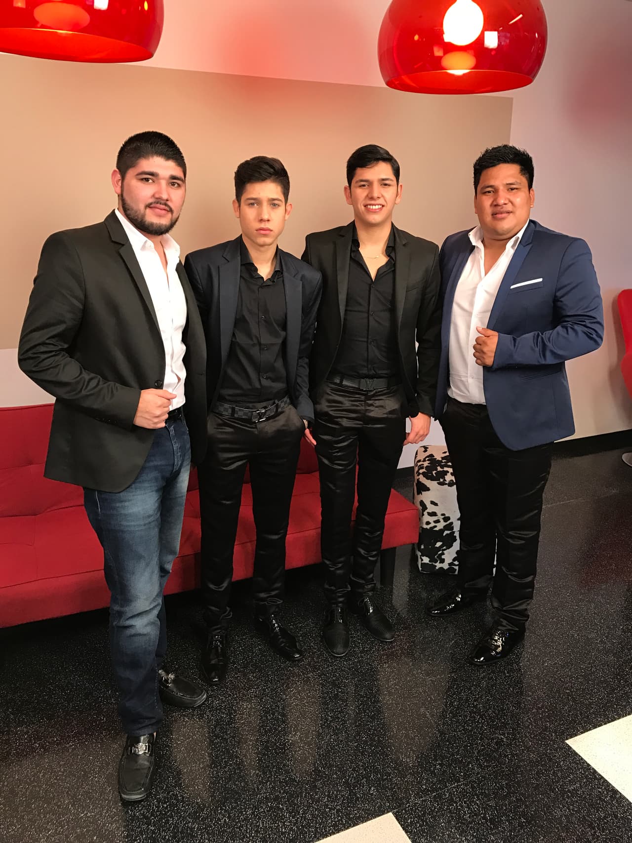 Finalmente, los chicos de Alta Consigna, el grupo que ha revolucionado el género sierreño, también lucieron elegantes en negro, blanco y azul acompañando sus trajes con cinturones de lujo.