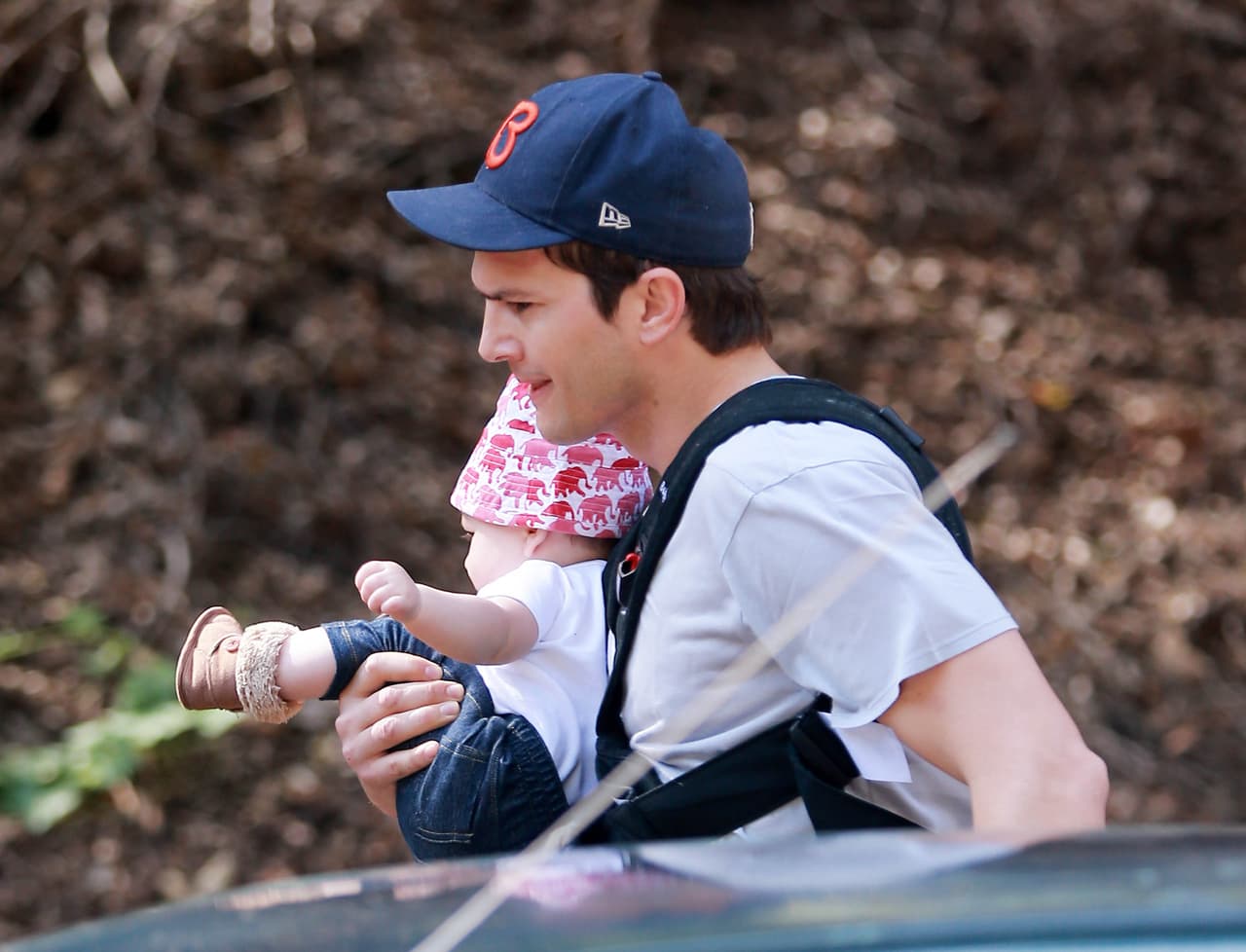 Van varias veces que los paparazzi captan a Wyatt de paseo con papá.