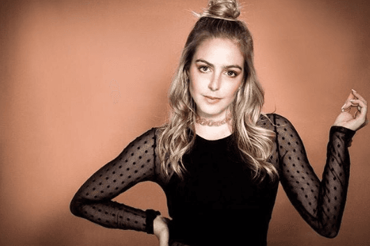 En el 2018 debutó como modelo profesional para una colección mexicana inspirada en Frida Kahlo.