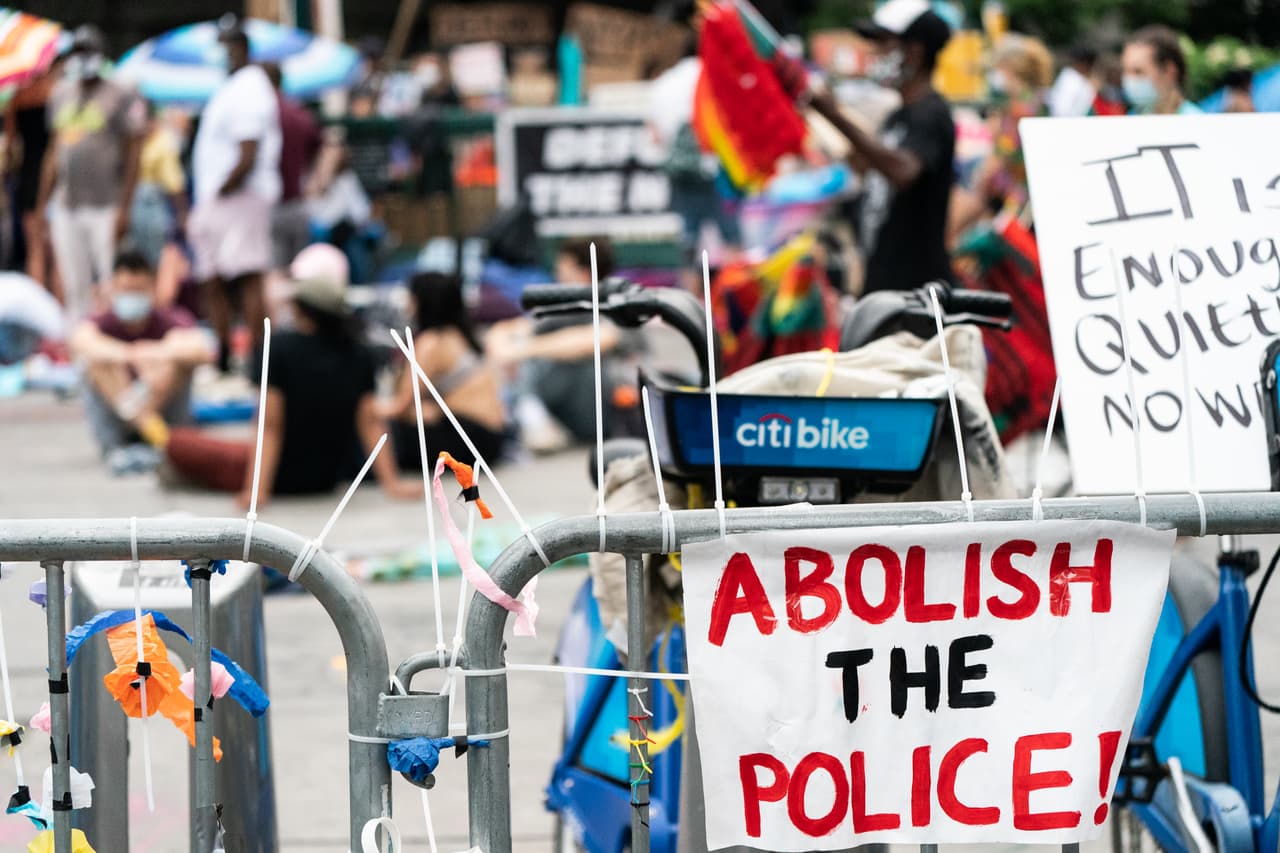 Algunas personas piden recortar fondos a la policía, mientras otras piden su abolición completa.