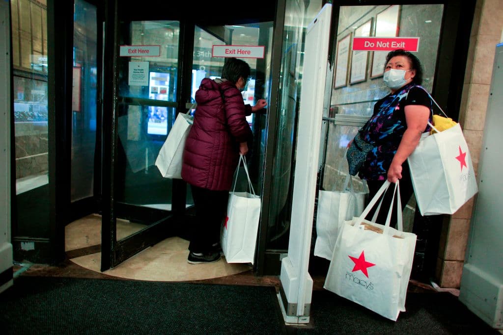 <b>Macy's: </b>Aunque también está revisando sus políticas, la compañía ha comunicado que por el momento mantienen el uso obligatorio de mascarillas en sus tiendas.