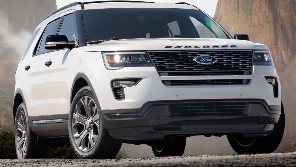 La Ford Explorer, que llegó al mercado en 1991, cuenta con una extraordinaria historia de renacimiento. Este modelo sobrevivió una debacle técnica que hubiese podido acabar con cualquier otro modelo. Sin embargo la Explorer siempre contó con buen nombre que le dio el haber sido el modelo que hizo estallar el mercado de las SUVs de 4 puertas en la década de los 90.
<br>
<br>En la imagen se ve una Ford Explorer Sport 2018