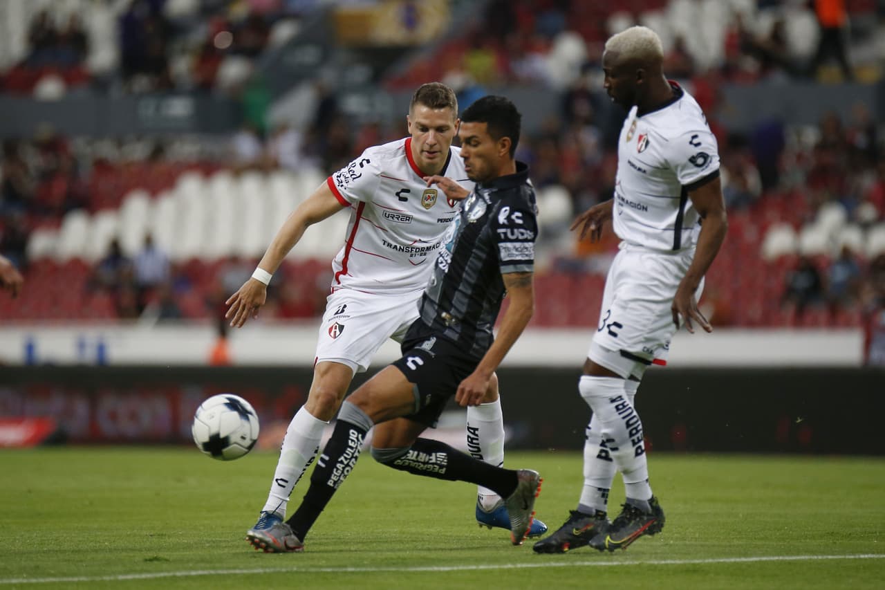 Con solitario gol de Roberto de la Rosa en los últimos minutos, Pachuca le pegó al campeón Atlas y de paso se metió como nuevo líder del Grita México Clausura 2022.
