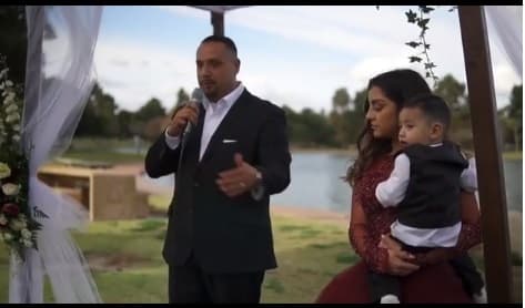 La quinceañera escuchó el testimonio de varios de sus parientes y cargó emocionada a su hermanito menor Elías.