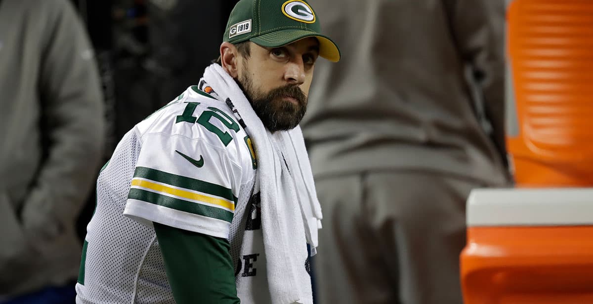 Aaron Rodgers critica restricciones por el coronavirus