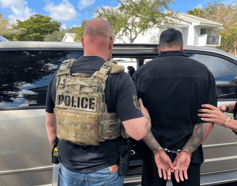 <h3 class="cms-H3-H3">Más presupuesto a policías locales para que cooperen con ICE</h3>
<br>
<br>El Consejo Estatal de Control de Inmigración
<b>cuenta con cerca de 300 millones de dólares</b> que podrá destinar a las agencias de policía locales en programas que hagan cumplir las leyes de inmigración,
<b>incluyendo bonos para los agentes del orden que participen en operativos de ICE</b>. Además,
<b>otorga dinero para los gastos de compartir camas en cárceles de los condados y el estado con ICE</b>.
<br>