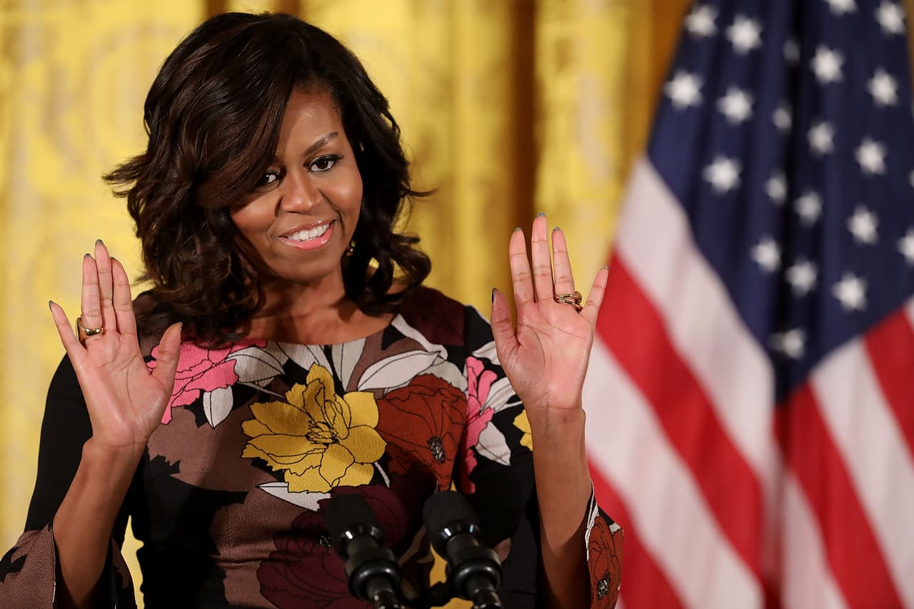 En noviembre de 2016, Michelle Obama quiso usar un vestido de print maxi botánico que invocara optimismo en la reunión con los veteranos desvalidos.