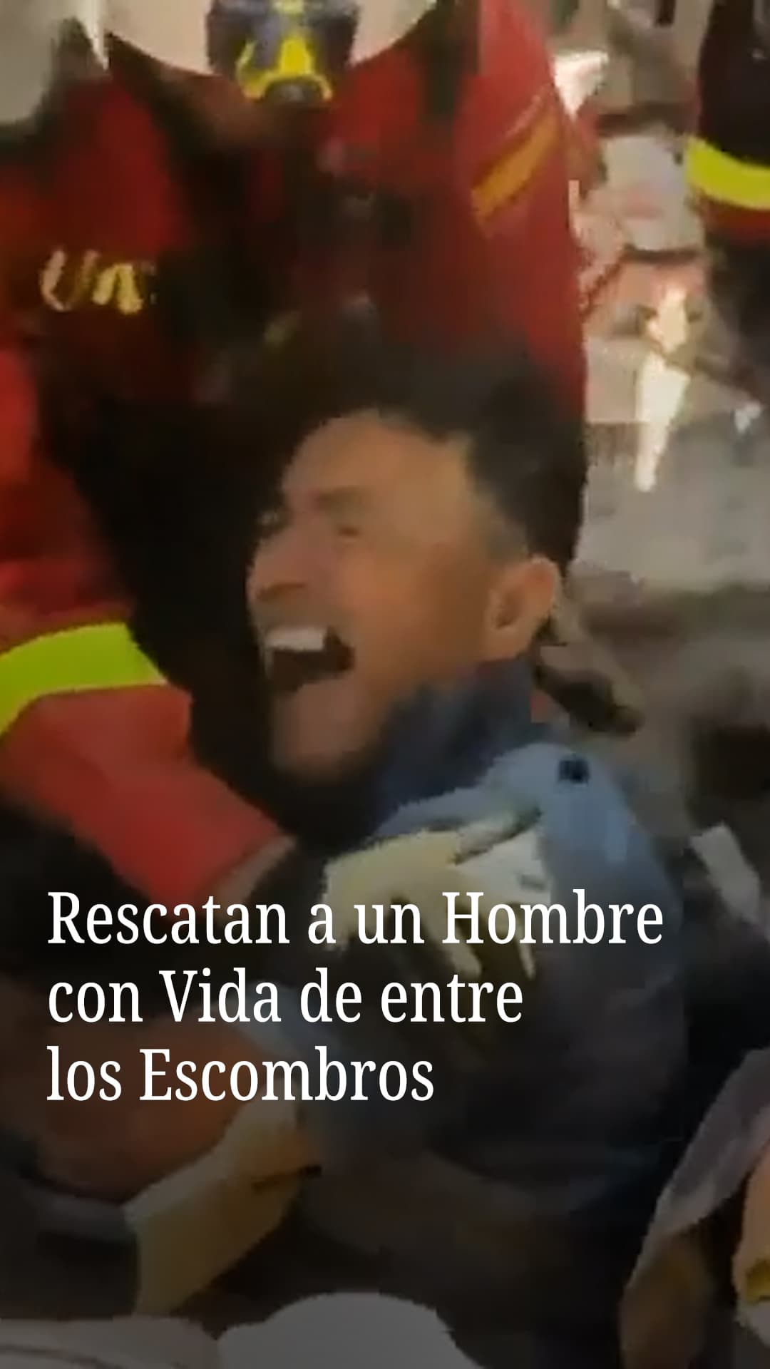 Rescatan a un hombre con vida de entre los escombros