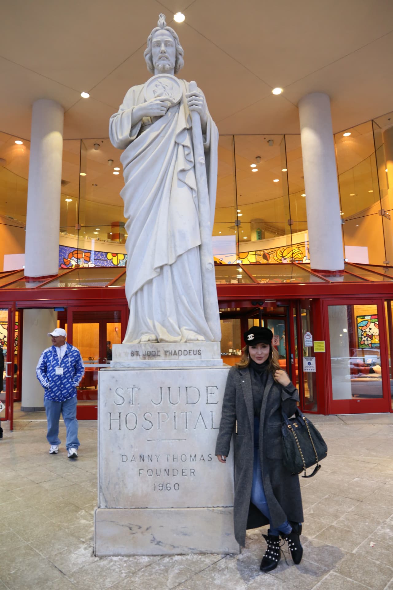 Finalmente llegamos al hospital y la foto obligada con 
<b>San Judas Tadeo</b> no podía faltar.
<br>
<br>
<b>DONA AQUÍ: <a href="http://bit.ly/UnidosConStJude" target="_blank">bit.ly/UnidosConStJude</a></b>