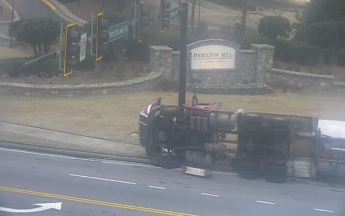 Camión que transporta combustible se volcó en el condado de Gwinnett provocando la fuga del líquido inflamable.