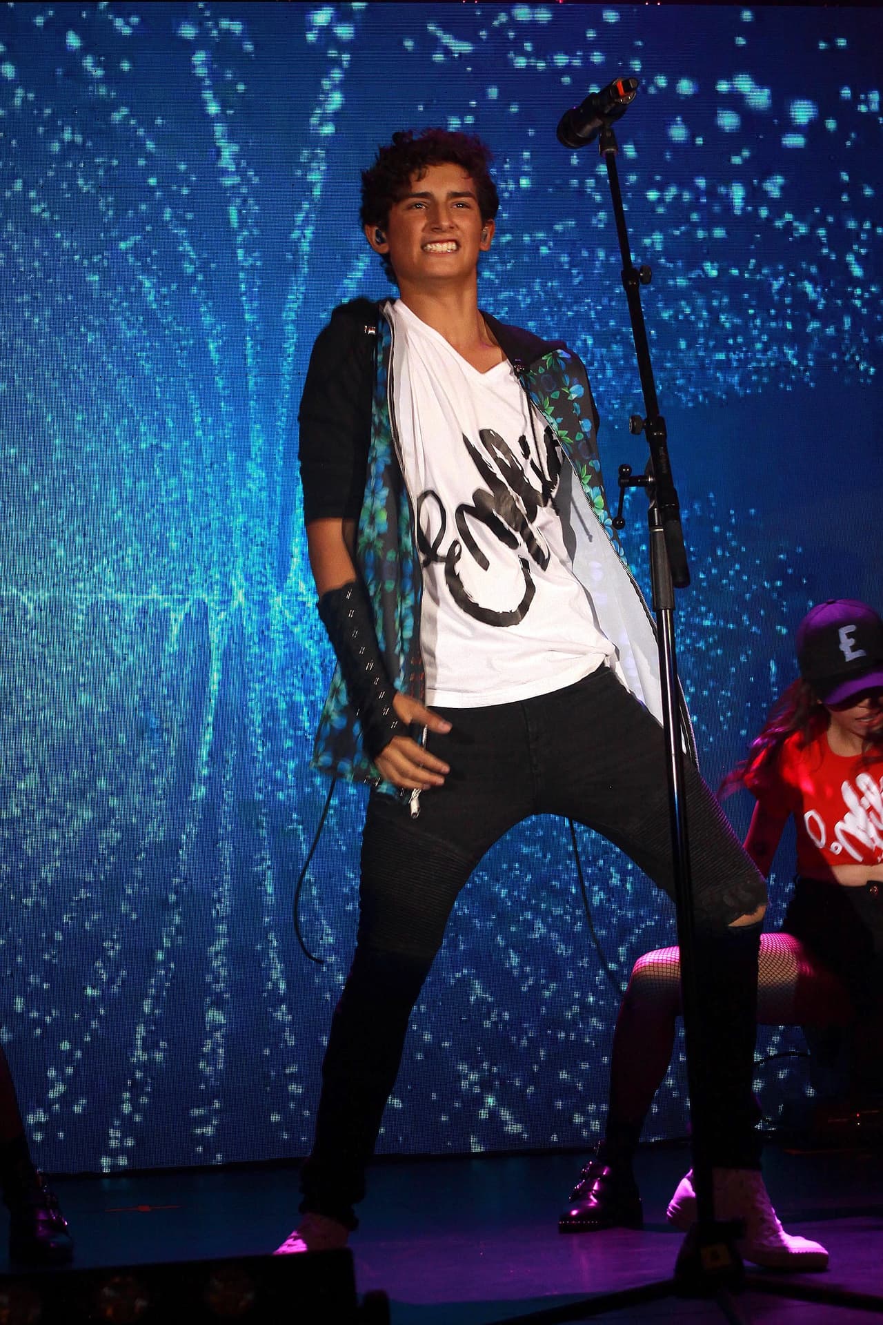 "Desde hace muchos años
<b><a href="https://www.univision.com/famosos/sacaran-las-estatuas-de-cera-de-michael-jackson-de-los-museos-madame-tussaud-aqui-esta-la-respuesta-fotos" target="_blank">soy fan de Michael Jackson</a></b> y él, en muchas de sus rolas, utilizó uno. Yo también lo haré", afirmó el intérprete de
<b><a href="https://www.youtube.com/watch?v=LqybfozaR3Y&list=OLAK5uy_lRTQeQ3grsDpCIlGuSZU98IZTT9WPoTWA&index=2" target="_blank">'Amor valiente'</a></b>.