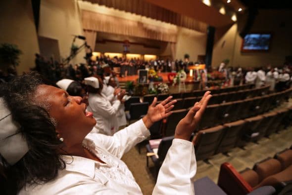 El funeral duró varias horas y en él familiares y amigos leyeron algunas palabras dedicadas a Brown.