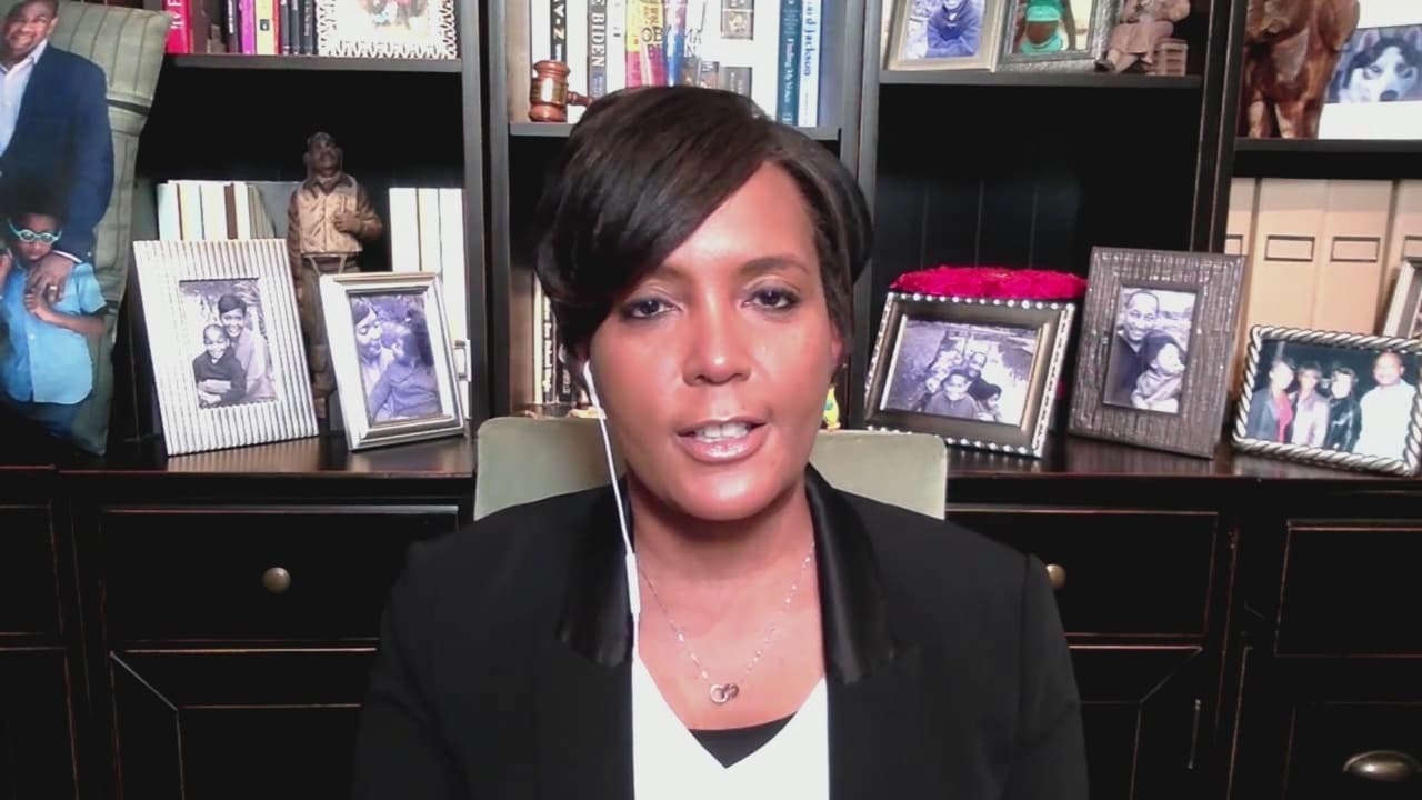 Alcaldesa de Atlanta extiende ordenes administrativas para ayudar financieramente a los residentes