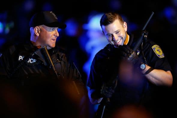 La policía confirmó vía Twitter, la detención del segundo sospechoso de los atentados del pasado lunes en el maratón de Boston (EE.UU.) y que había sido acorralado en el barrio de Watertown. "CAPTURADO!!! La caza se ha acabado. La búsqueda ha terminado. Se acabó el terror. Y la justicia ha ganado. El sospechoso está bajo custodia", se lee en el tuit de la policía de Boston. A lo largo de toda la jornada un extraordinario despliegue policial había perseguido a Dzhokhar Tsarnaev, un joven de 19 años de origen chechén, presunto coautor de los atentados. Según el diario Boston Globe, Tsarnaev fue capturado después de un tiroteo en el que resultó herido, por lo que está siendo trasladado al Hospital Mount Auburn de Cambridge. Un oficial le dijo al diario que el joven, de 19 años, se encuentra consciente. La noticia de su captura fue acogida con aplausos por el público que salió de sus casas.