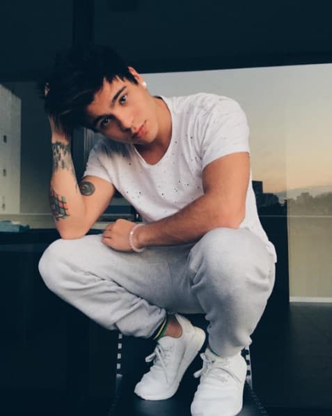 ¿Nos ayudas? Qué se esconde detrás de este cautivador gesto.