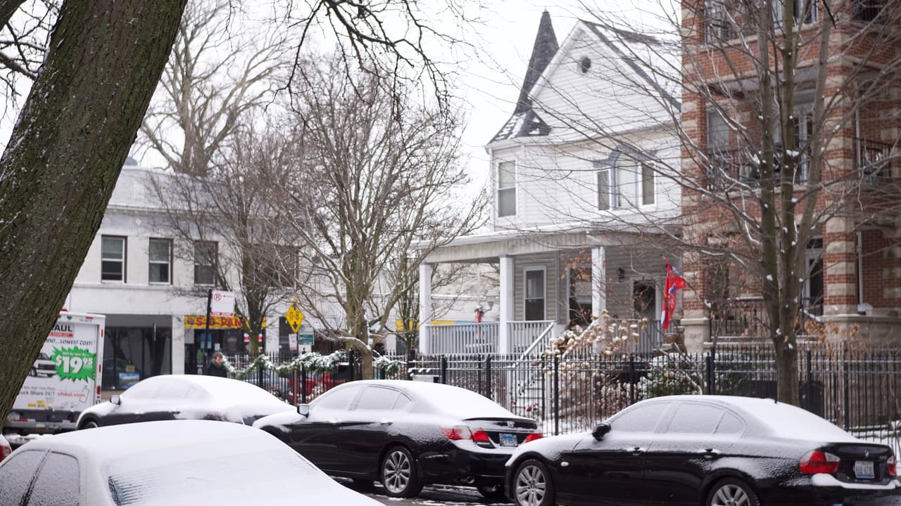 El 12 de enero, Chicago amaneció blanco por la nieve que cayó en el área. Caminos quedaron congelados y hielo negro se formó en algunos caminos y banquetas. Sin embargo, las temperaturas aumentaron.