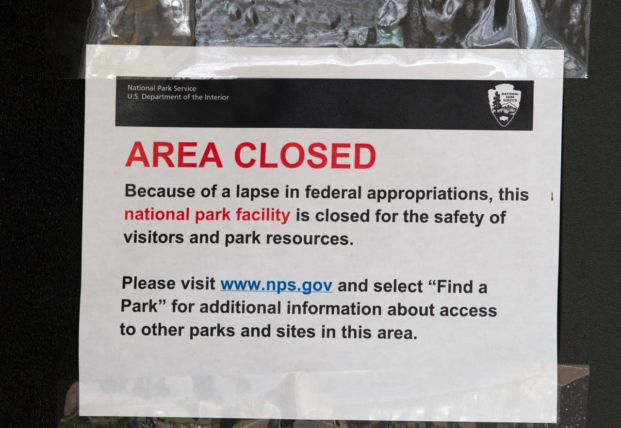 “Área cerrada. Debido a la falta de asignaciones federales, esta instalación está cerrada para la seguridad de los visitantes y los recursos del parque”, se lee en un cartel en el Monumento a Lincoln en Washington DC. 1 de Enero de 2019.