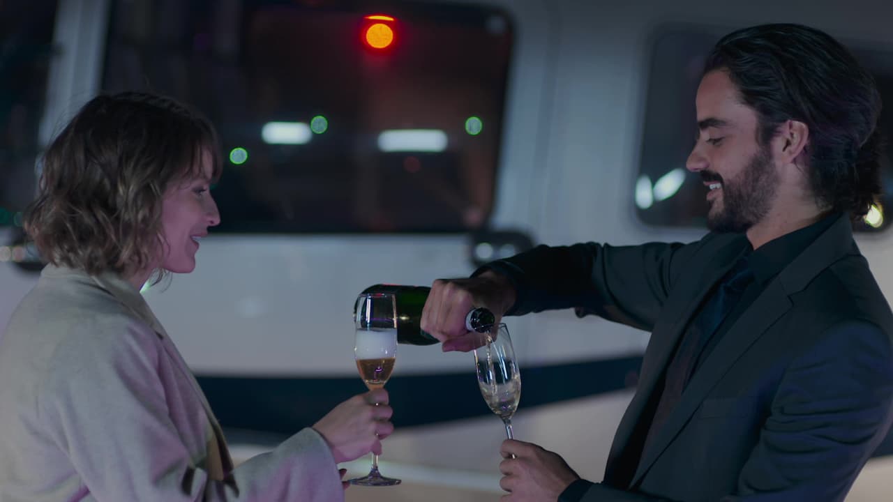 Alejandro sorprendió a Leonora con una cita romántica, acompañada de champaña.