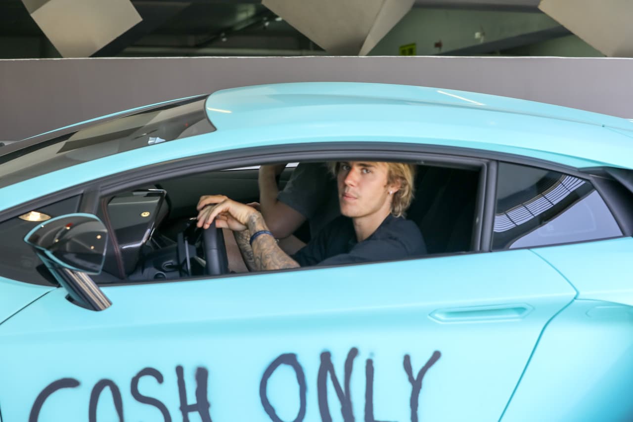 Con esta frase en la puerta del conductor, con pintura en aerosol, el cantante promueve la obra de su amigo Joe Termini, un artista contemporáneo que utiliza esa expresión para identificar su trabajo.