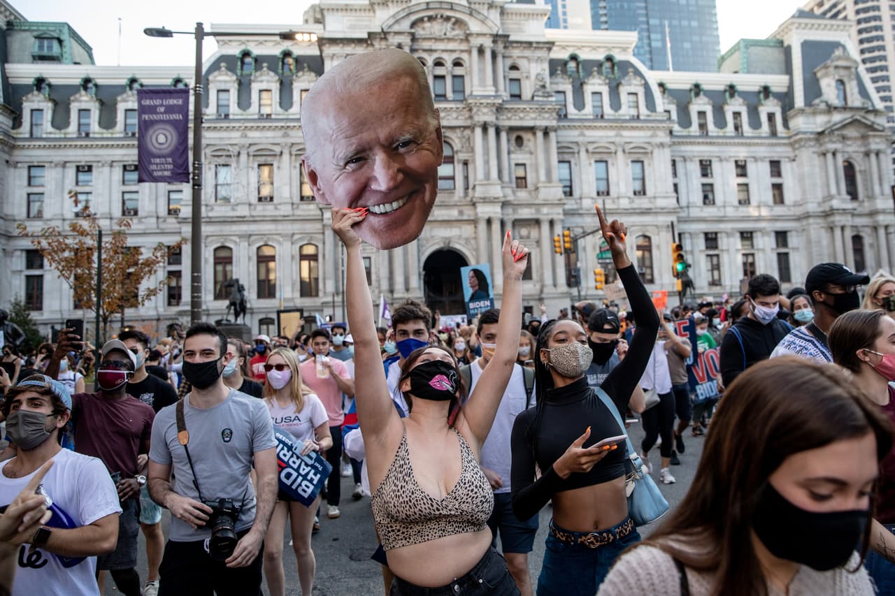 Personas de todas las edades tomaron las principales calles de Filadelfia donde celebraron que Pensilvania le otorgara a Biden el pase a la Casa Blanca.