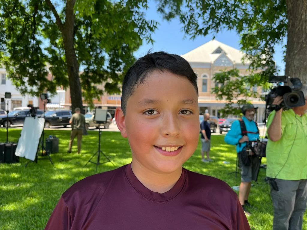 A Jayden Pérez le duele el estómago cada vez que recuerda los disparos en la primaria Robb. Cuenta que algunos de ellos impactaron la puerta de su aula la mañana del 24 de mayo. Habían estado practicando en una clase cuando un ruido hizo que su maestra abriera la puerta y vieron a un grupo de estudiantes corriendo en busca de resguardo.
<br>
<br>
<b>"Luego lo que escuchamos fue un tiroteo"</b>, dijo a Univision Noticias el pequeño de 10 años. 
<b>"Estaba asustado, pero mi compañera Madison apagó las luces y nos escondimos"</b>, agregó.
<br>
<br>Estando escondidos fue que el atacante 
<b>"disparó hacia la puerta e hirió a mi maestra y a una amiga".</b> Después se atrincheró en uno de los salones y masacró a 19 estudiantes y dos docentes en el incidente más mortífero en una escuela de Estados Unidos en una década.
<br>
<br>Jayden fue hasta el memorial en la plaza central de Uvalde, donde colocaron 21 cruces para honrar a las víctimas. Fue una por una escribiendo un mensaje, para "mostrarle" a quienes perdieron la vida lo mucho que los extrañan. 
<b>"Estén unidos, porque nunca saben cuándo van a perder a alguien", </b>dijo tras escribir en la última cruz.