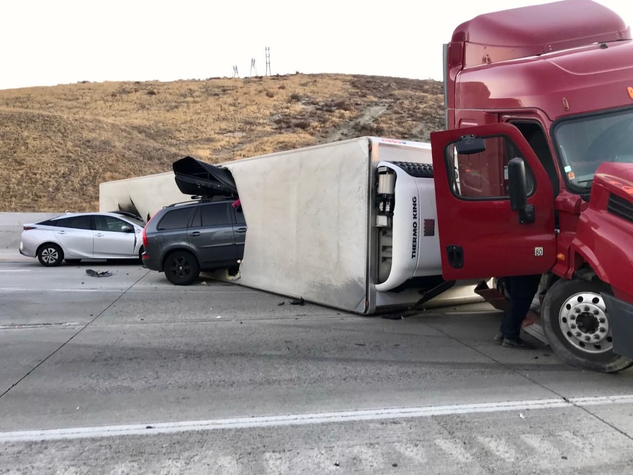 Cierran parcialmente autopista 5 por accidente de camión