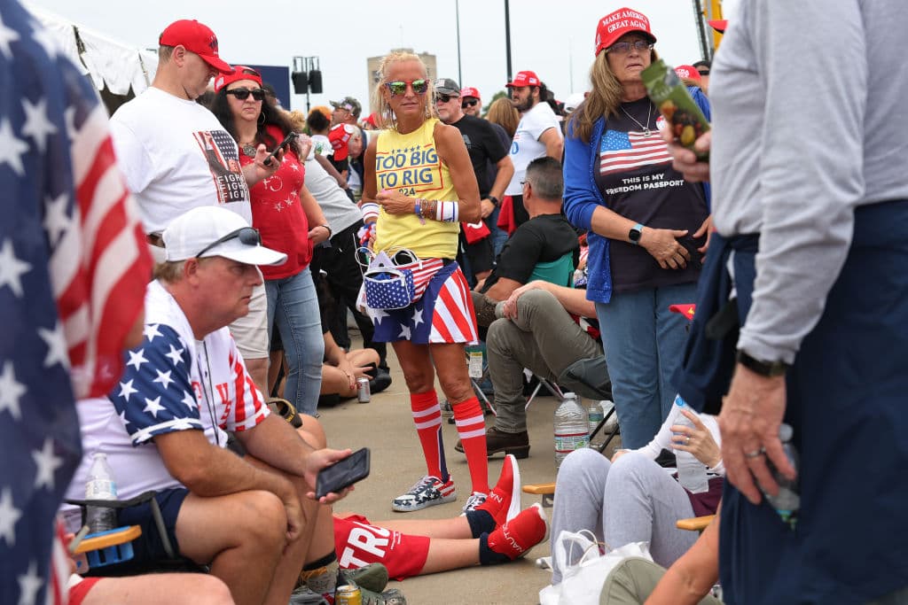 Una multitud entusiasta esperaba la llegada de Trump al Nassau Coliseum, ondeando banderas y carteles.