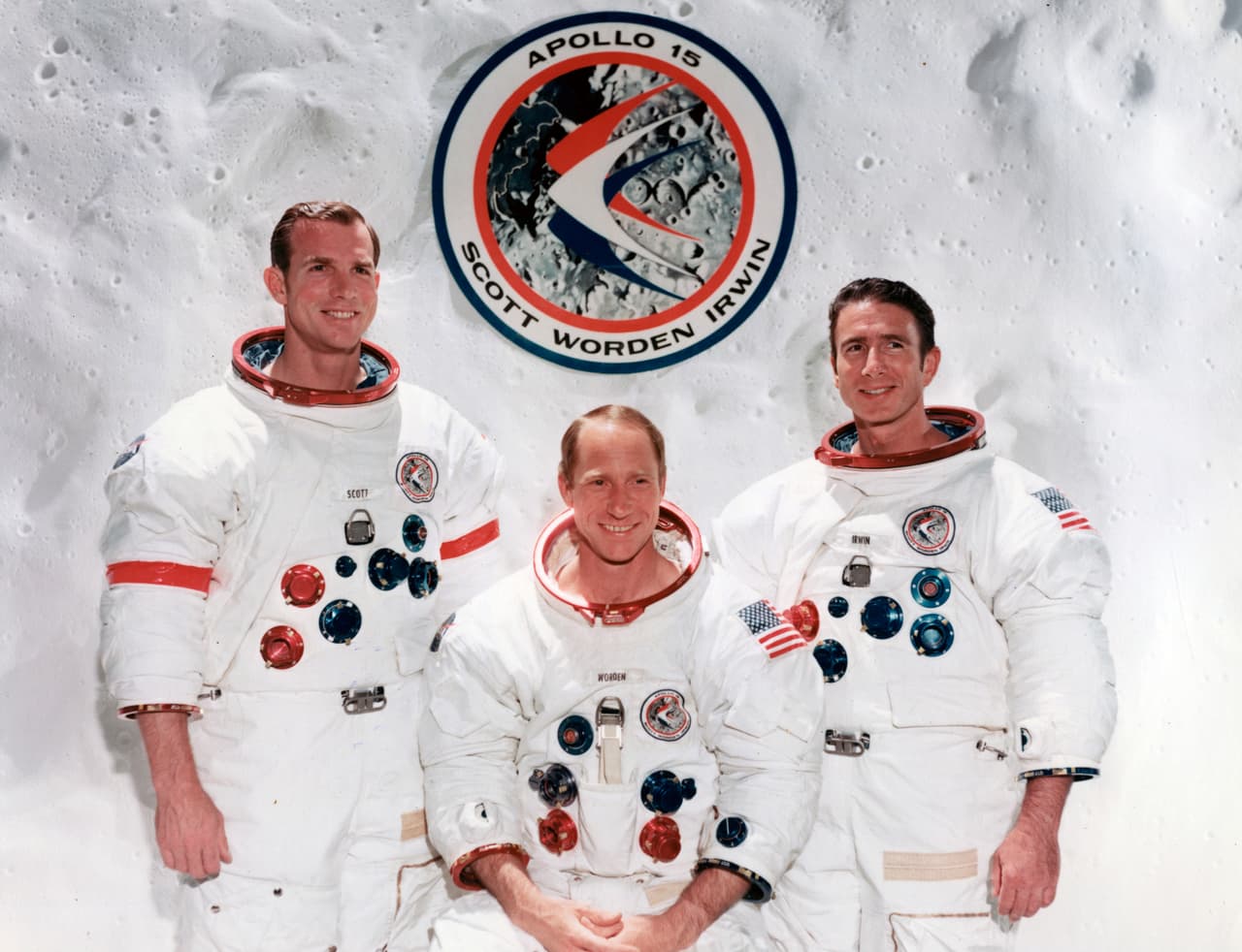 Los miembros de la misión Apolo 15, los astronautas David R. Scott, Alfred M. Worden y James B. Irwin, pudieron explorar considerablemente más superficie lunar que sus predecesores gracias al buggy lunar. Lamentablemente lo tuvieron que dejar atrás.