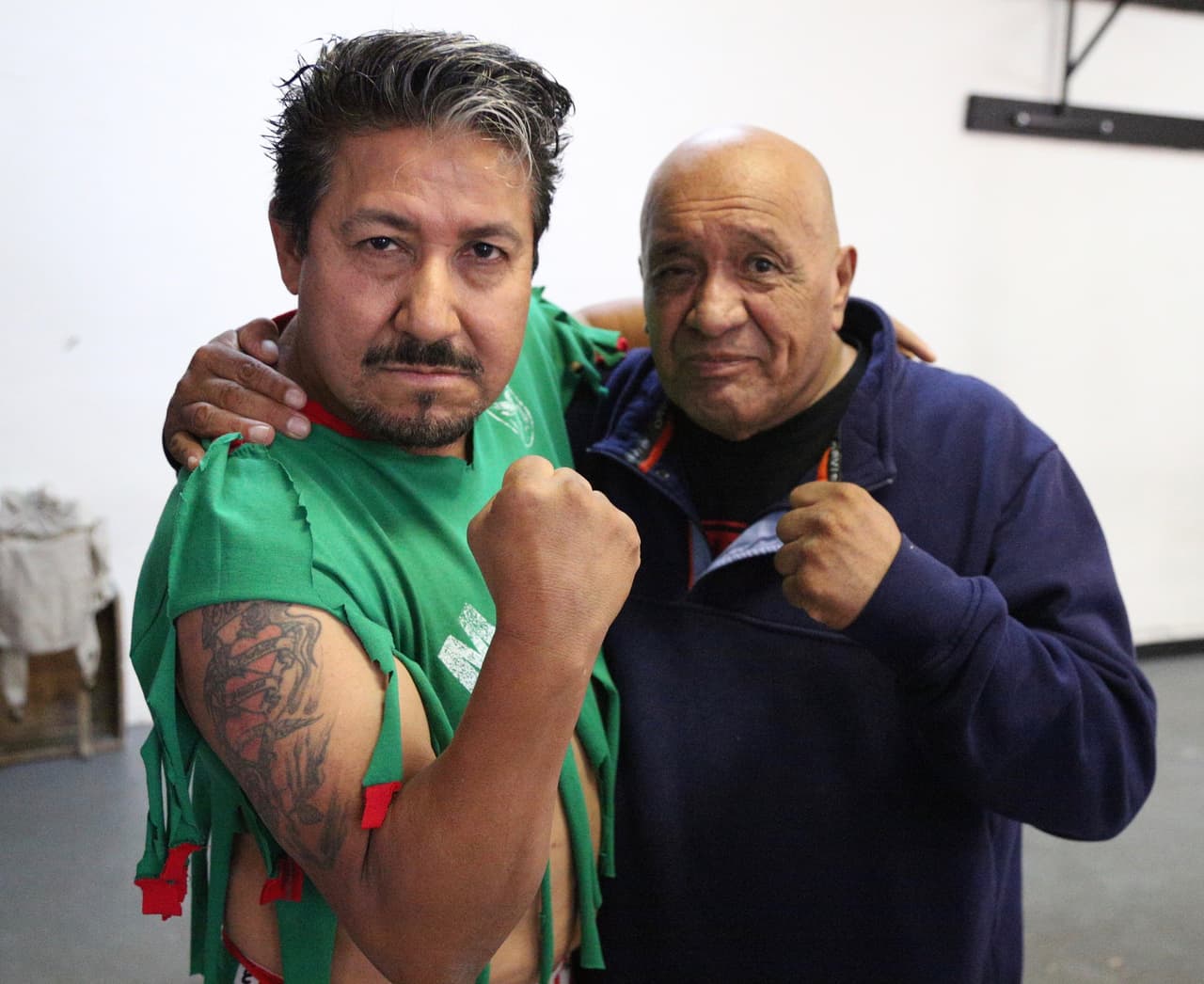 Así pagó la apuesta El Feo a Raúl 'El Pelón' después de la derrota de Julio César Chávez Jr.