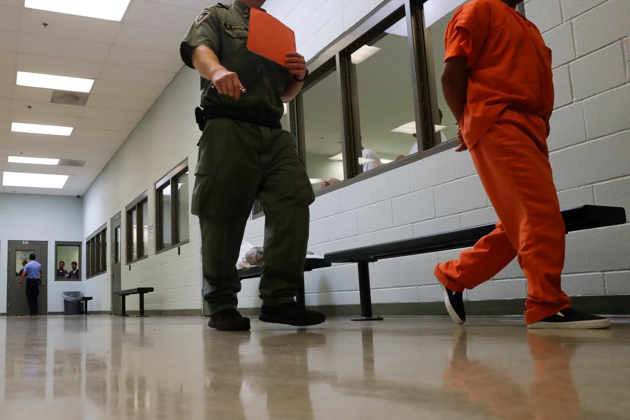 <b>1.- Tengan historial criminal:</b> todo inmigrante indocumentado que haya sido procesado o condenado por felonías graves, tres delitos menores o más, excluyendo delitos relacionados con marihuana.