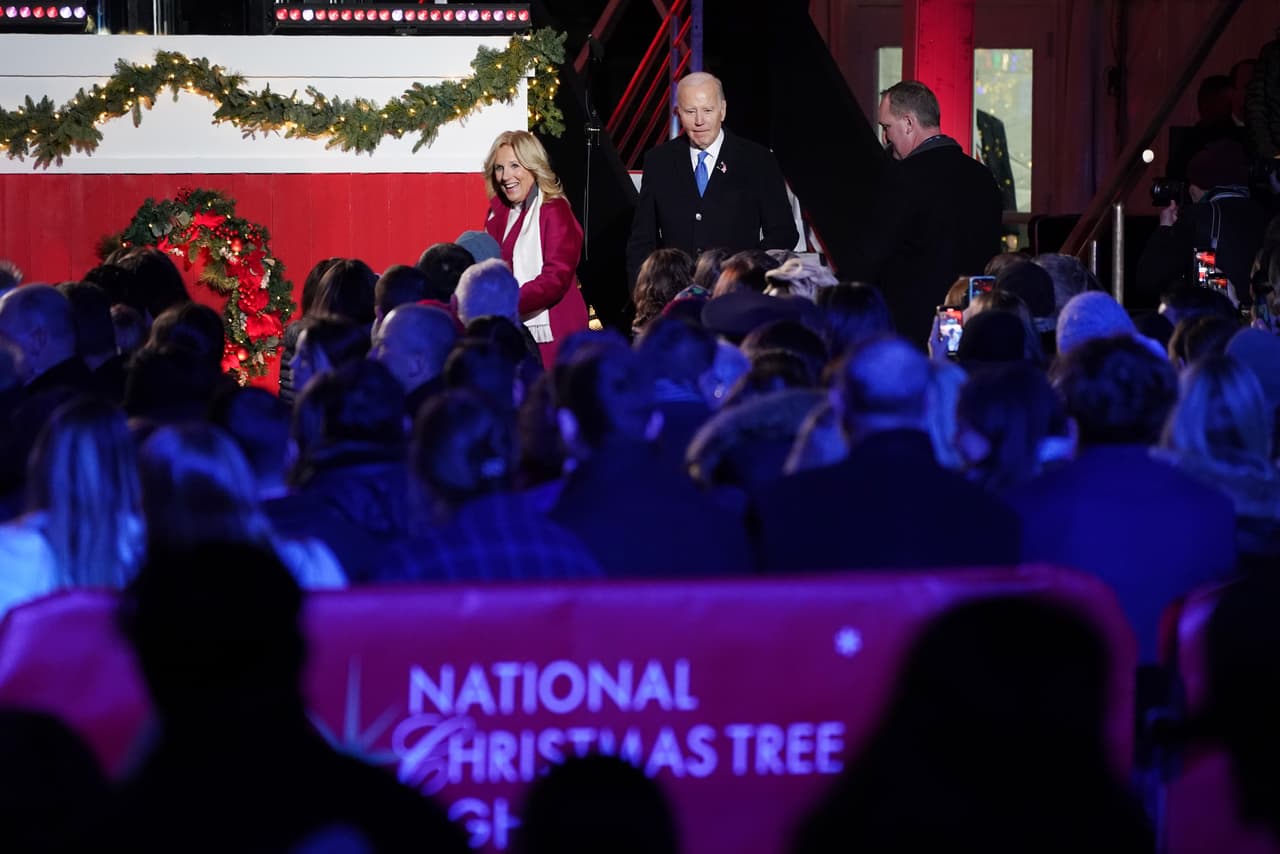 El árbol, derribado esta misma semana por fuertes vientos en la capital del país, lució lleno de adornos y luces.