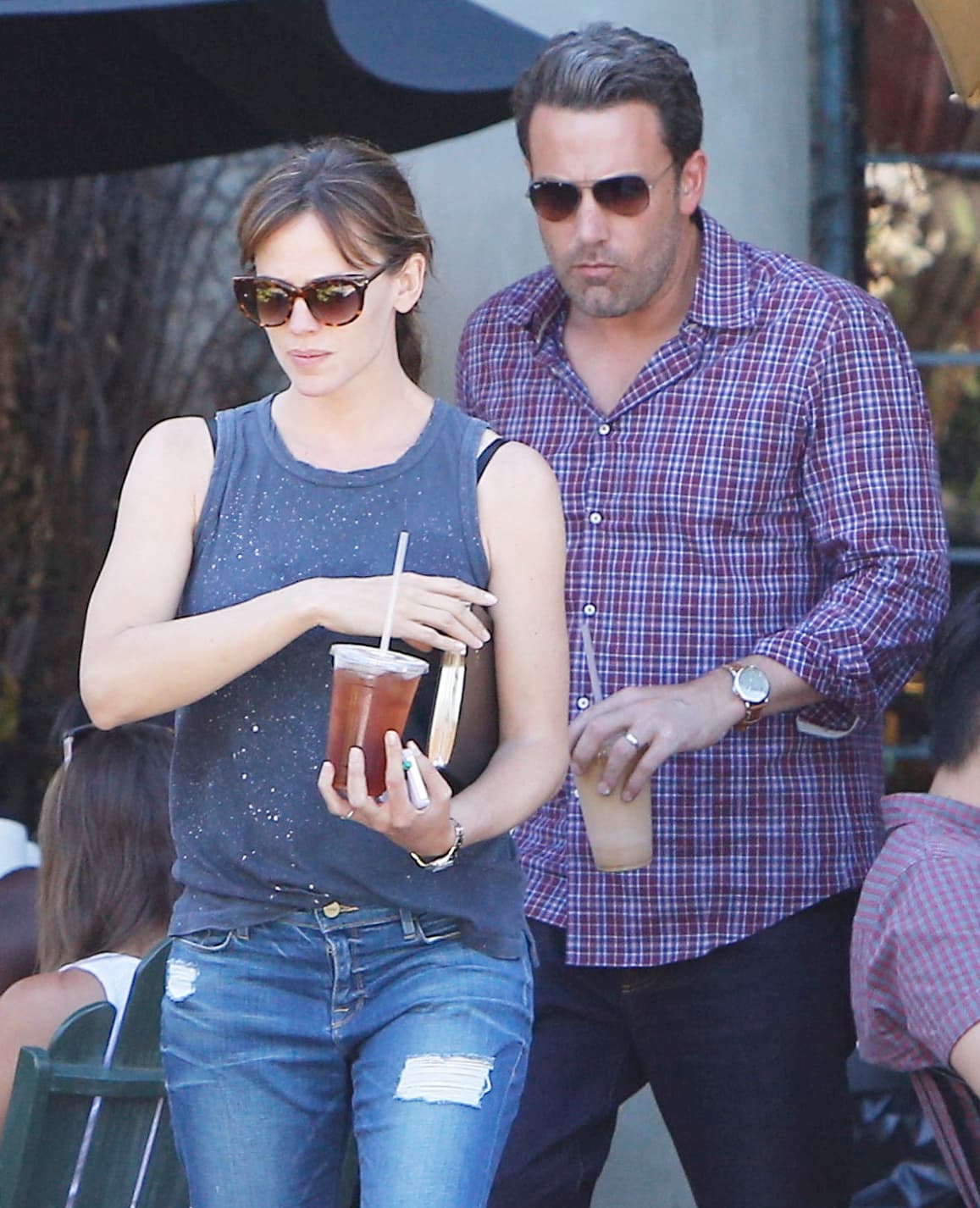 "'Jen' es una gran madre, realmente ha cuidado a esos niños, y es genial
<b>que ya no tenga que tener un cuarto hijo</b>", sentenció la fuente, refiriéndose al artista de 50 años.
<br>